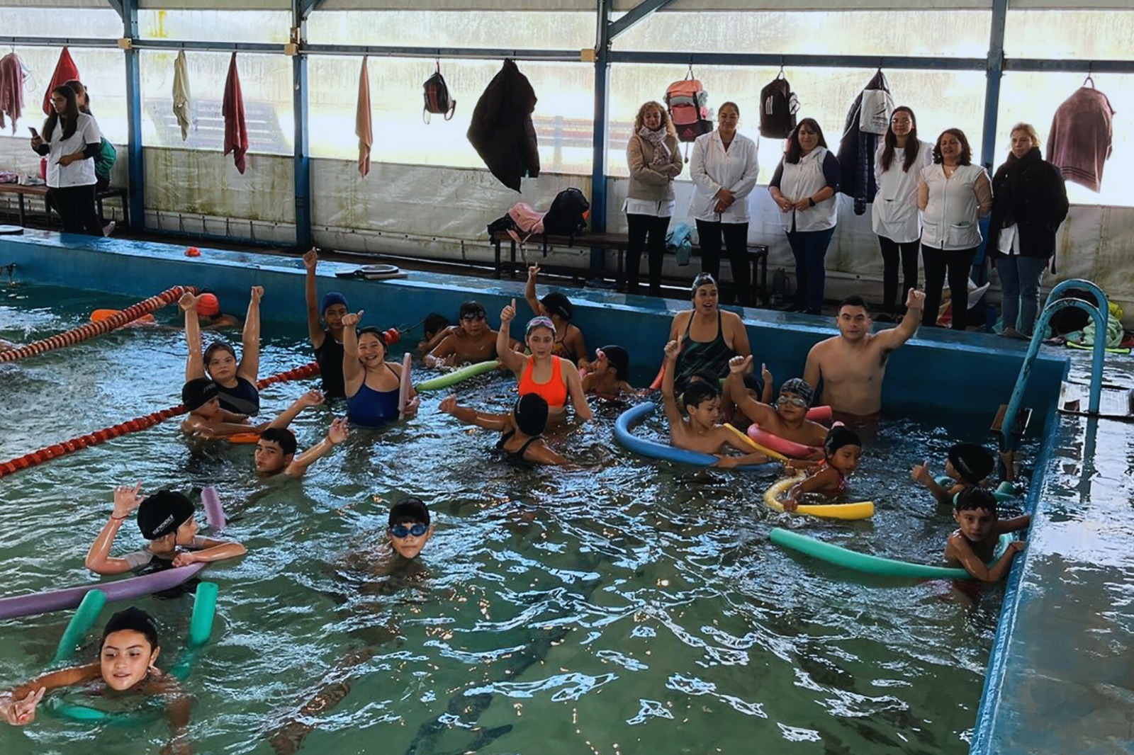 Alumnos paceños aprenden a nadar con el Programa Entrerrianada